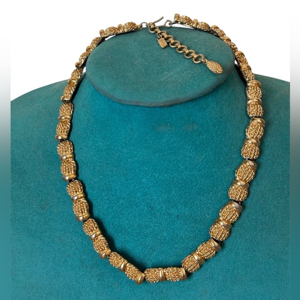 Vintage Gold tone rope circle link signed Monet necklace 14”-17”
